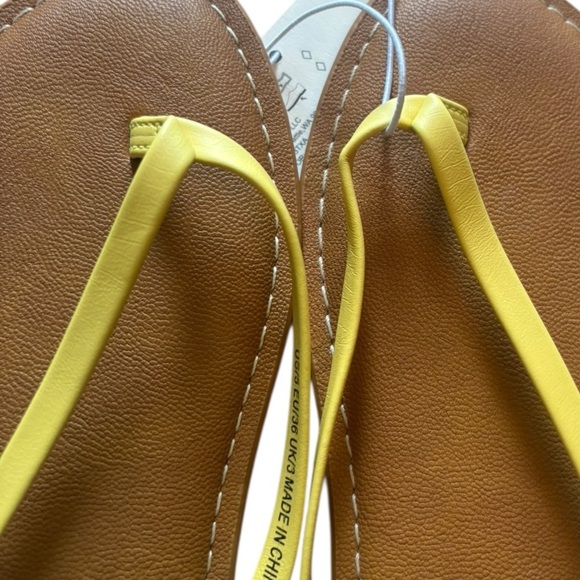 NWT Amazon Essentials Yellow and Brown Sandals Size 5 - Picture 1 of 4